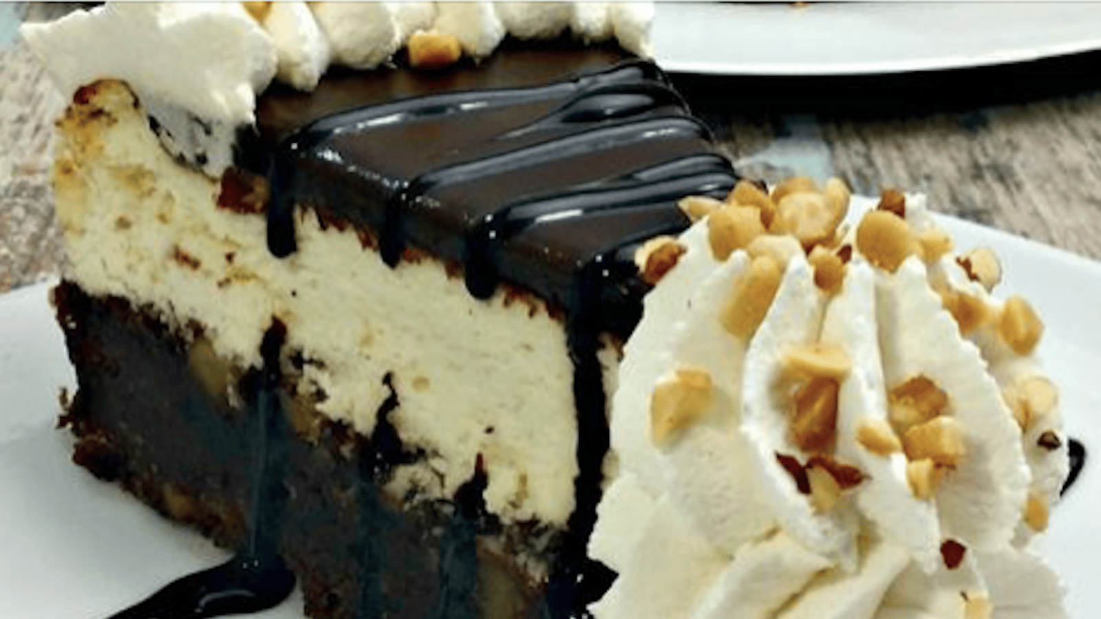 Le dessert le plus gourmand: le gâteau au fromage style sundae au chocolat