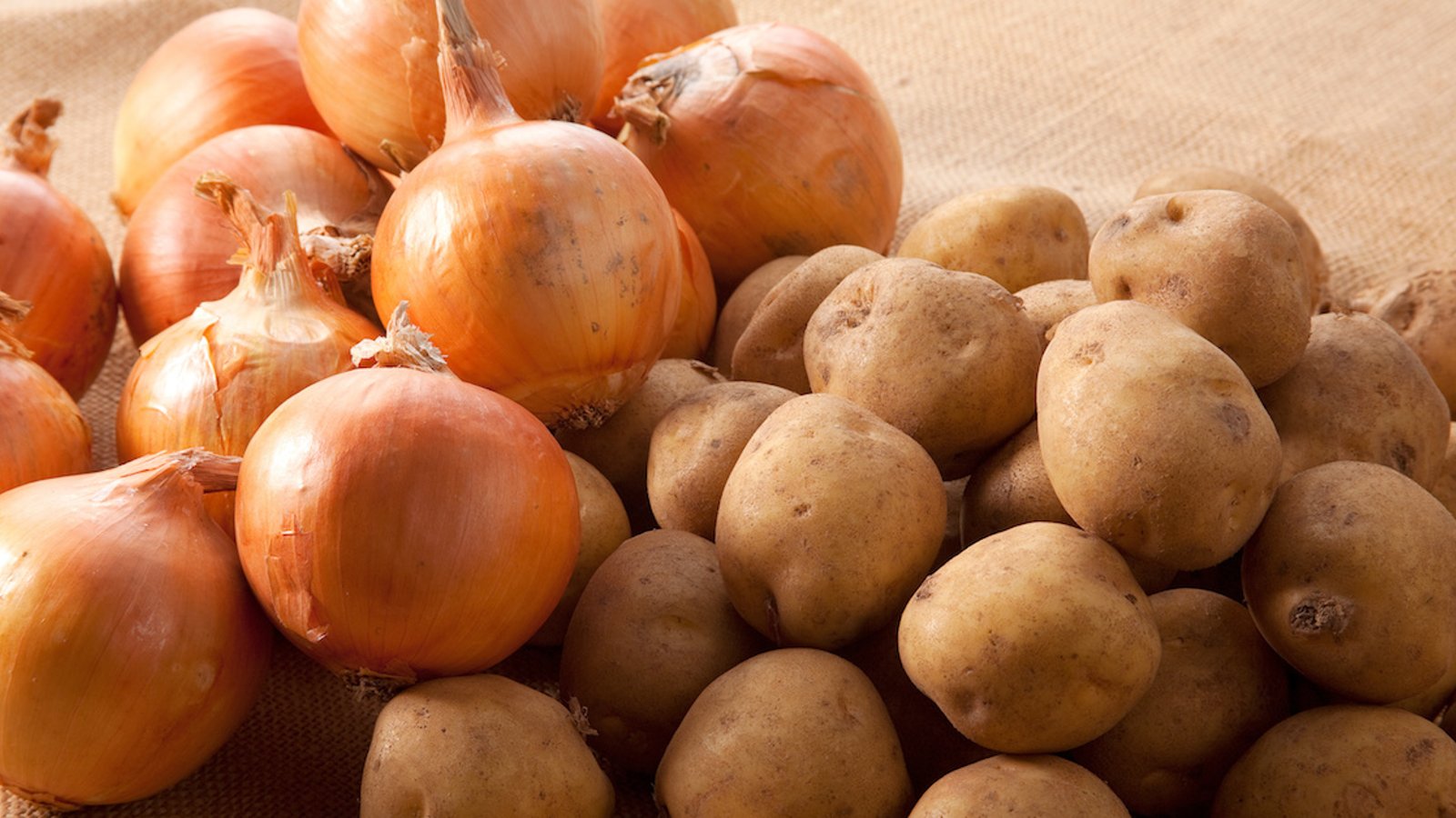Comment bien conserver les pommes de terre et les oignons