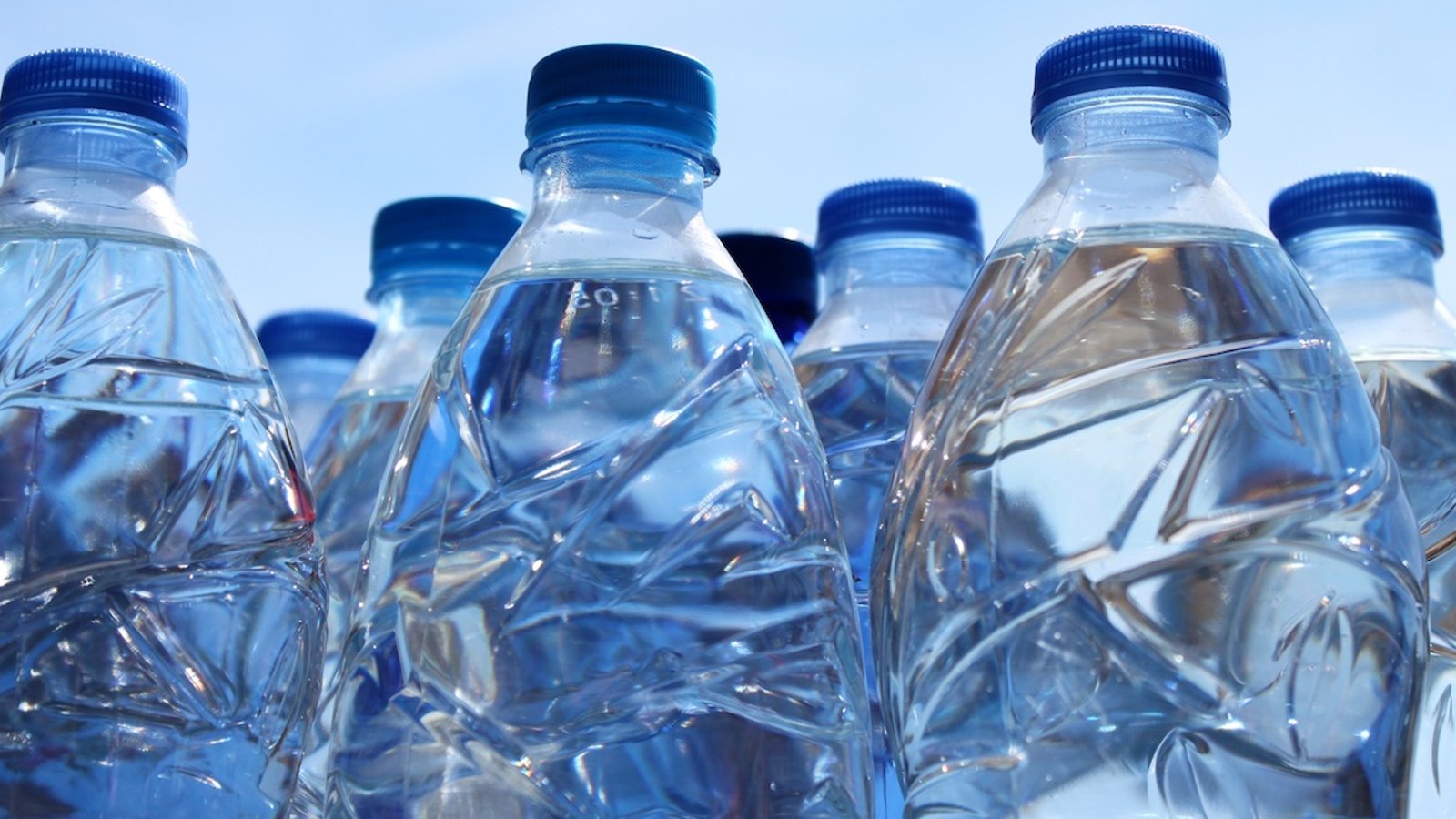 L’eau en bouteille contient 100 fois plus de particules de plastique que ce qu’on pensait