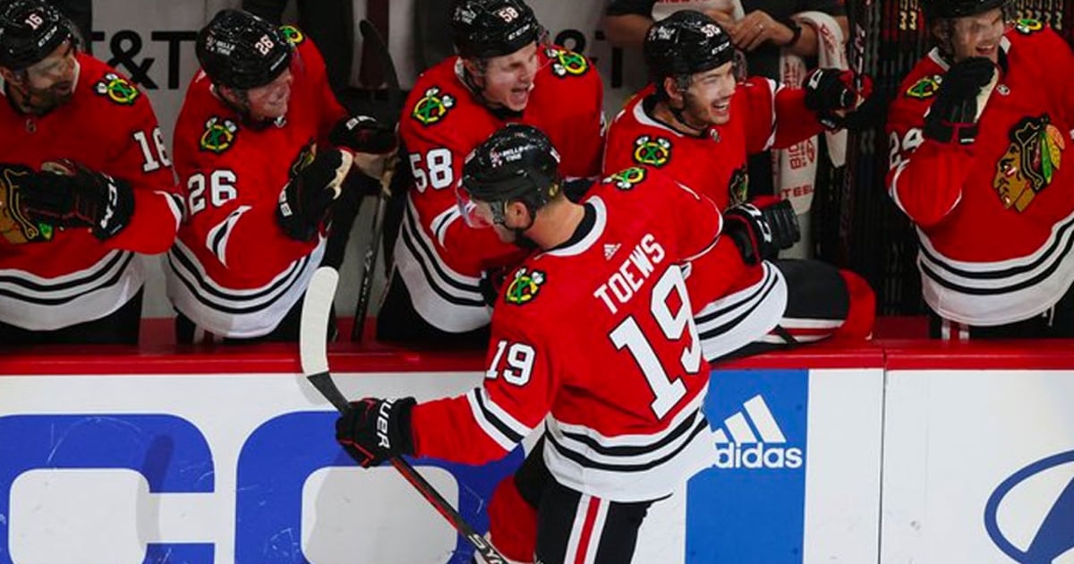 Toews Scores In His Last Game With The Blackhawks! - HockeyFeed