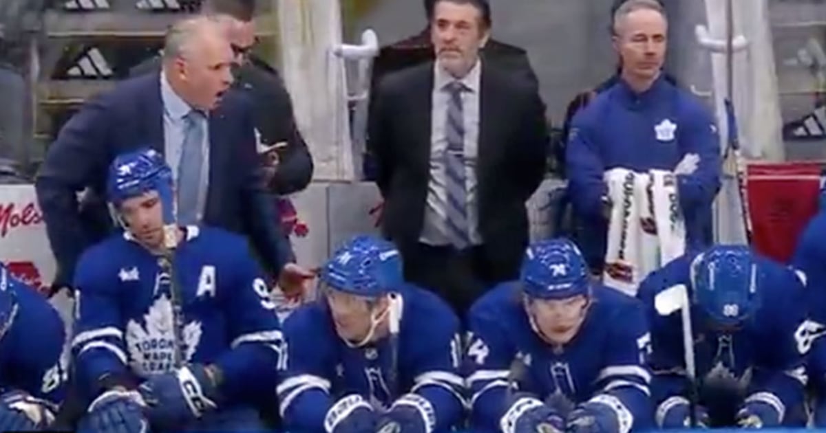 The Leafs are boo'ed off the ice in Toronto - HockeyFeed