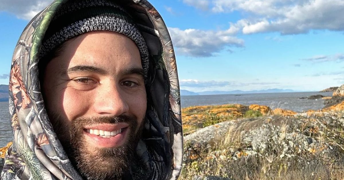 Laurent Duvernay-Tardif est en voyage hors du Québec et prend la pose ...