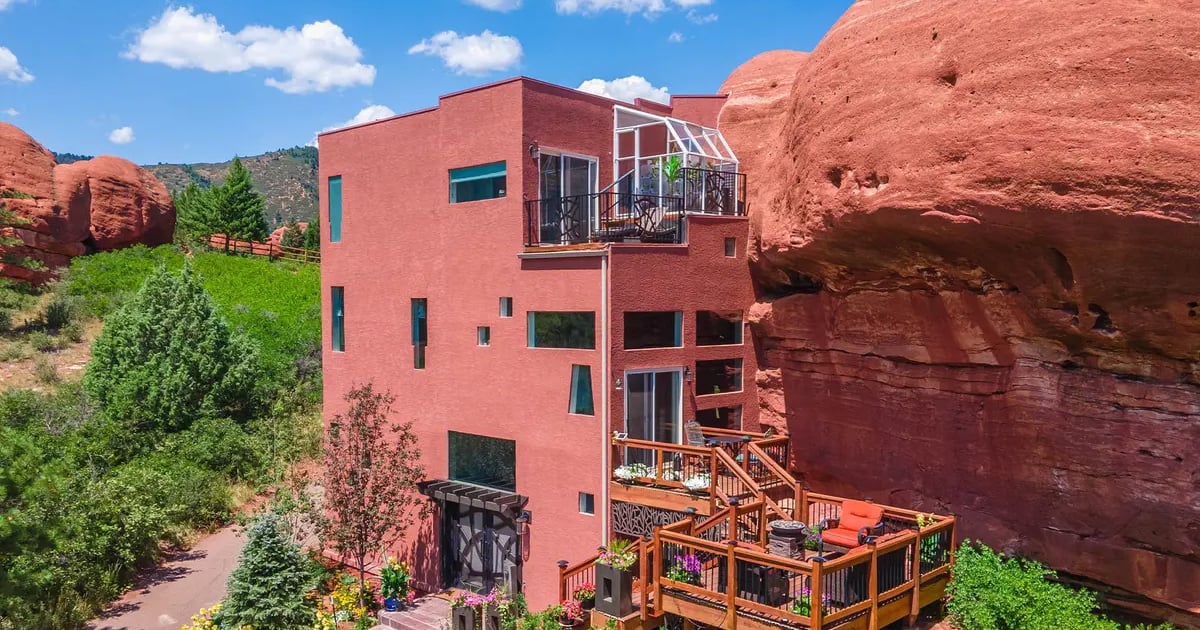Une maison fusionnée avec rocher rouge vieux de 200 millions d'années ...