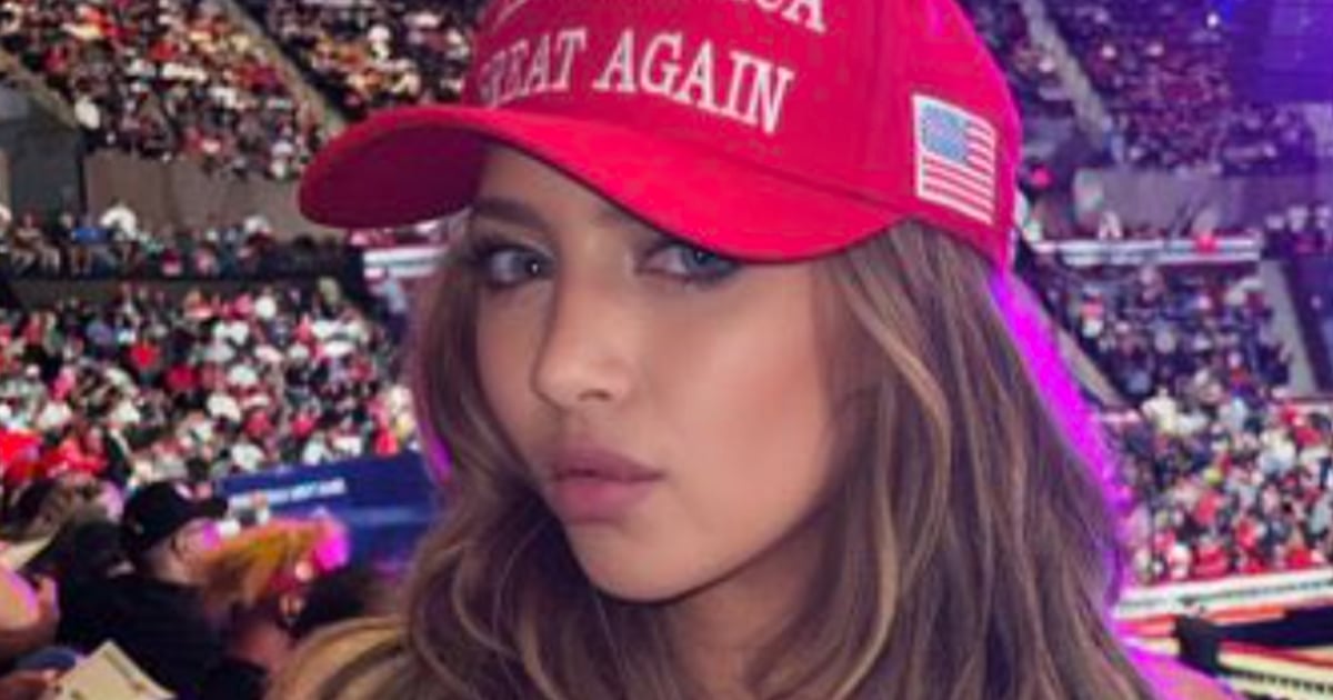 Un femme fait fureur alors qu'elle flash son haut pendant un rassemblement de Donald Trump