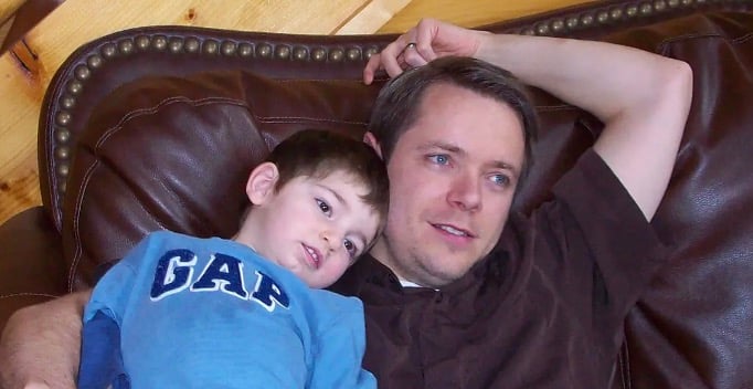Un homme fait un test d'ADN pour s'amuser, puis il découvre la vérité au sujet de son fils.