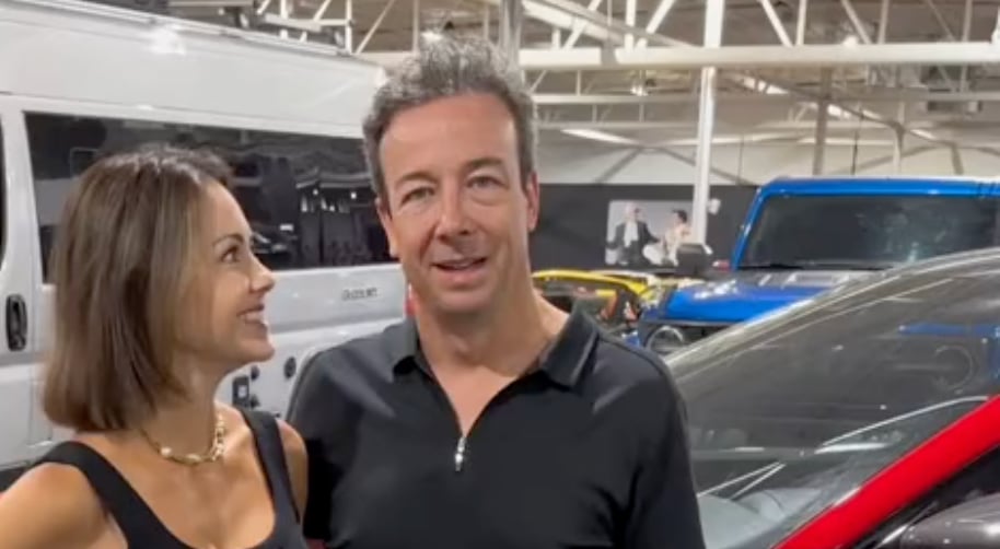 Luc Poirier présente la Ferrari qu'il a donnée en cadeau à son épouse Isabelle pour son anniversaire 