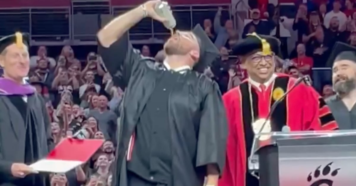 Travis Kelce chug une bière comme s’il n’y avait pas de lendemain lors de sa remise de diplôme