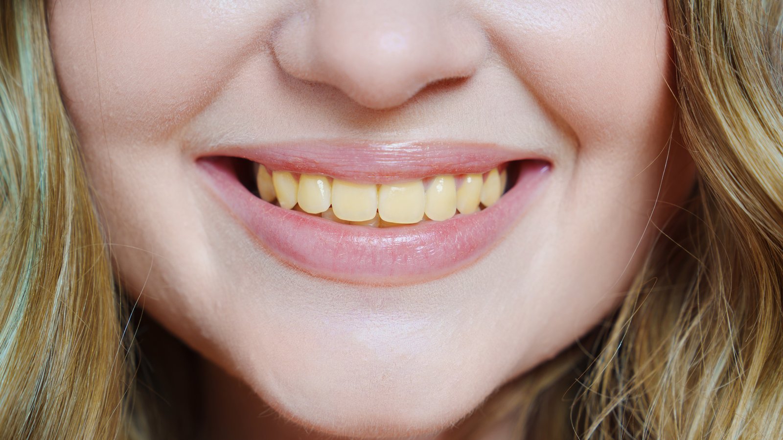 Un dentiste dévoile les 7 raisons majeures qui font en sorte que vos dents jaunissent.