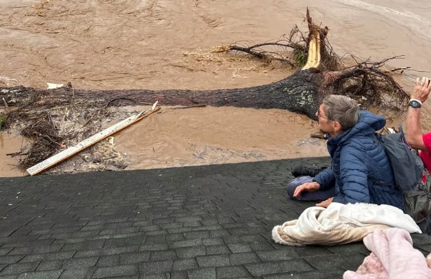 Des grands-parents doivent se réfugier avec leur petit-fils sur un toit pendant l'ouragan Hélène.