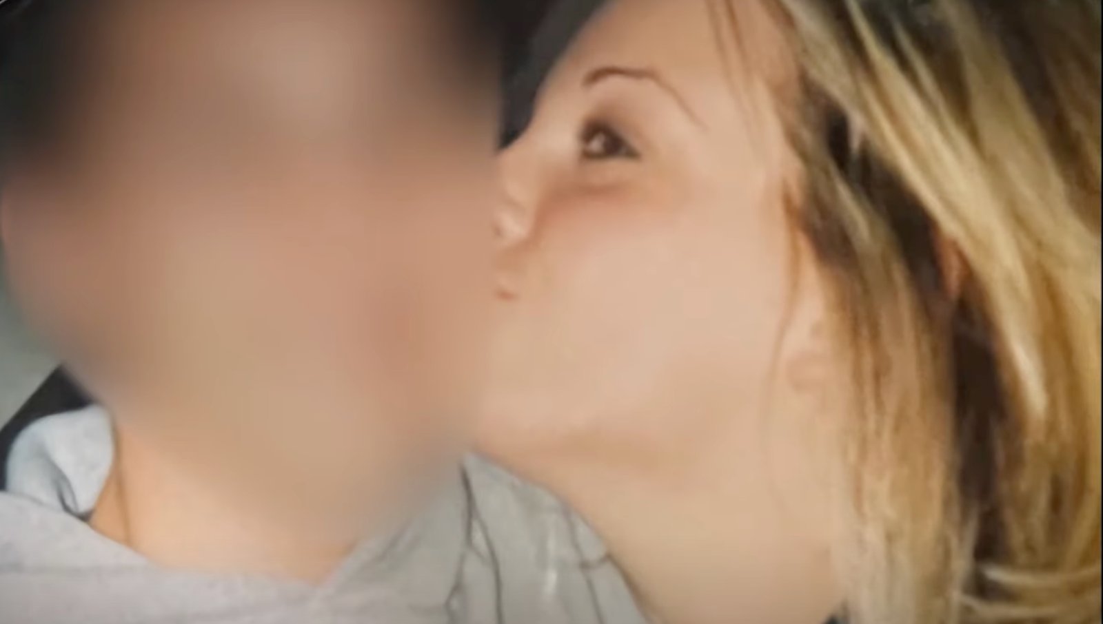 Une femme sous le choc en apprenant qu'un homme avec qui elle a couché est en fait son frère.