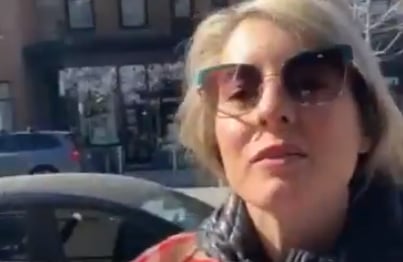 Mélanie Joly s'énerve lorsqu'un citoyen montréalais l'aborde dans la rue