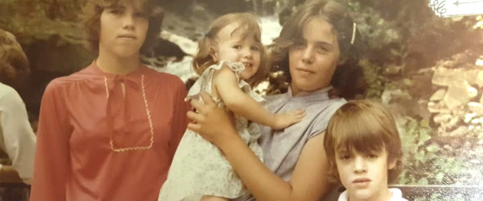 Deux demi-sœurs se retrouvent à Noël après avoir été séparées pendant 40 ans.