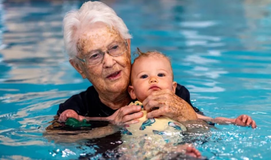 Malgré ses 102 ans, elle continuer d'enseigner la nage à des bébés
