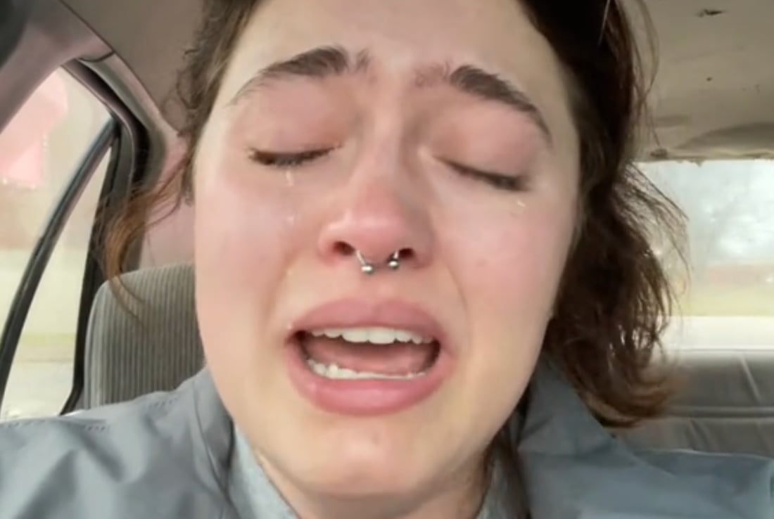 Une étudiante fond en larmes en mentionnant qu'elle n'y arrive pas même en ayant 4 emplois.