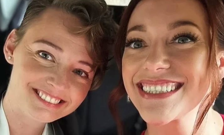 Une femme quitte son fiancé juste avant son mariage pour se se marier avec sa demoiselle d'honneur.