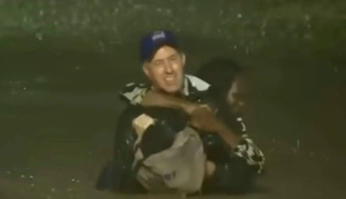Un journaliste sauve la vie d'une femme victime d'un ouragan.