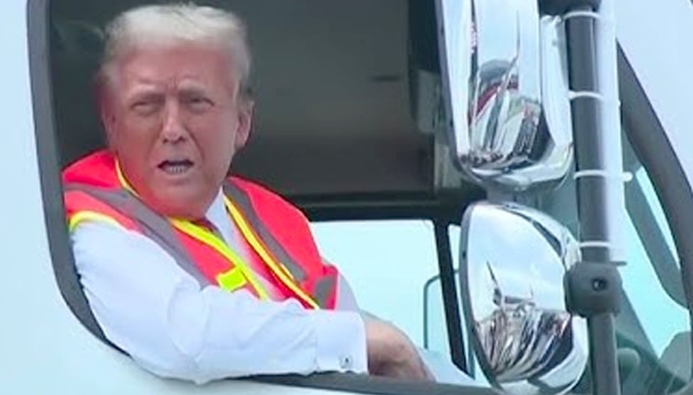 Donald Trump passe près de tomber en montant dans un camion à poubelles.