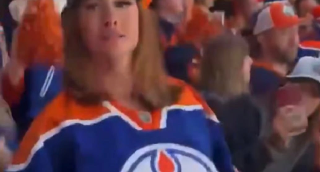 Une fan des Oilers « flash » son haut en plein match et soulève une tonne de commentaires