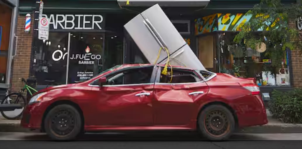Un grand nombre de Québécois se sont fait avoir par une mise en scène d'un frigo tombé sur une voiture
