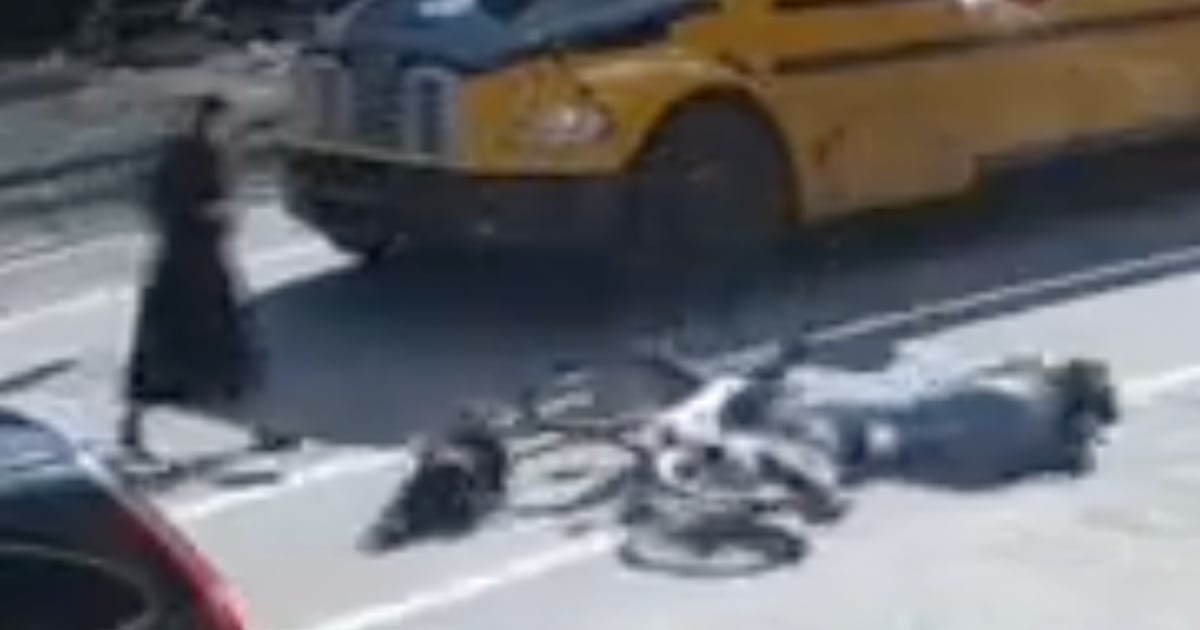 Une petite Montréalaise percutée par un cycliste juste avant d'embarquer dans l'autobus scolaire