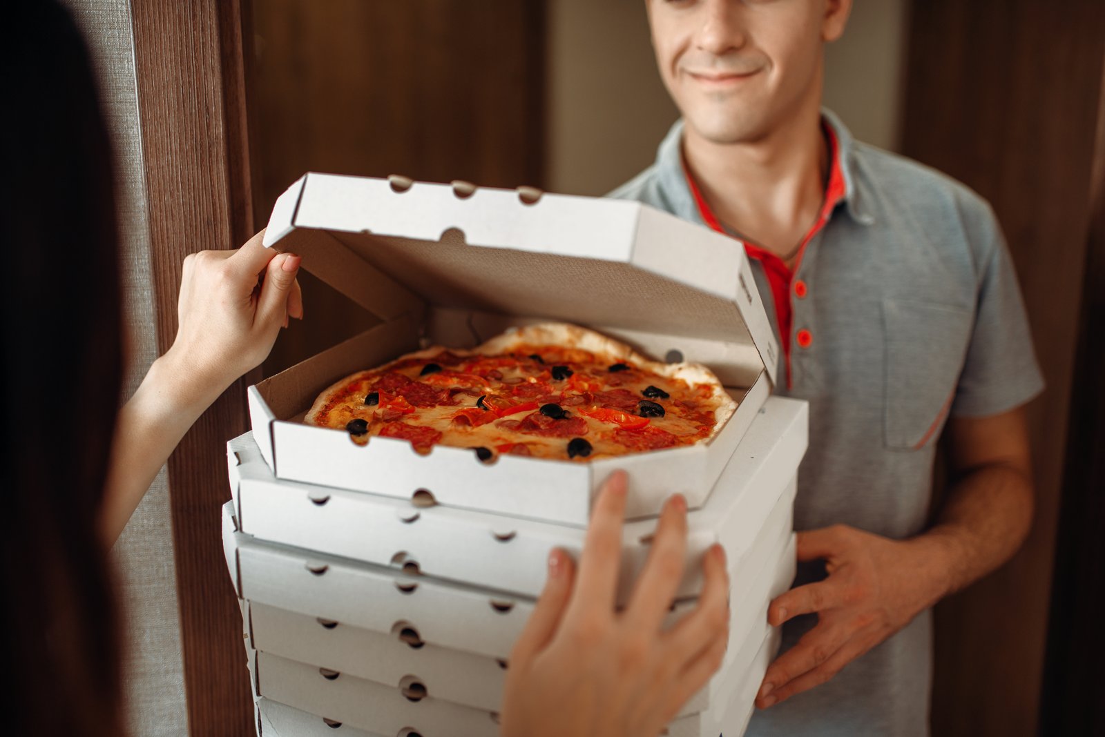 Une mariée fond en larmes lorsque les invités commandent de la pizza à son mariage vegan.