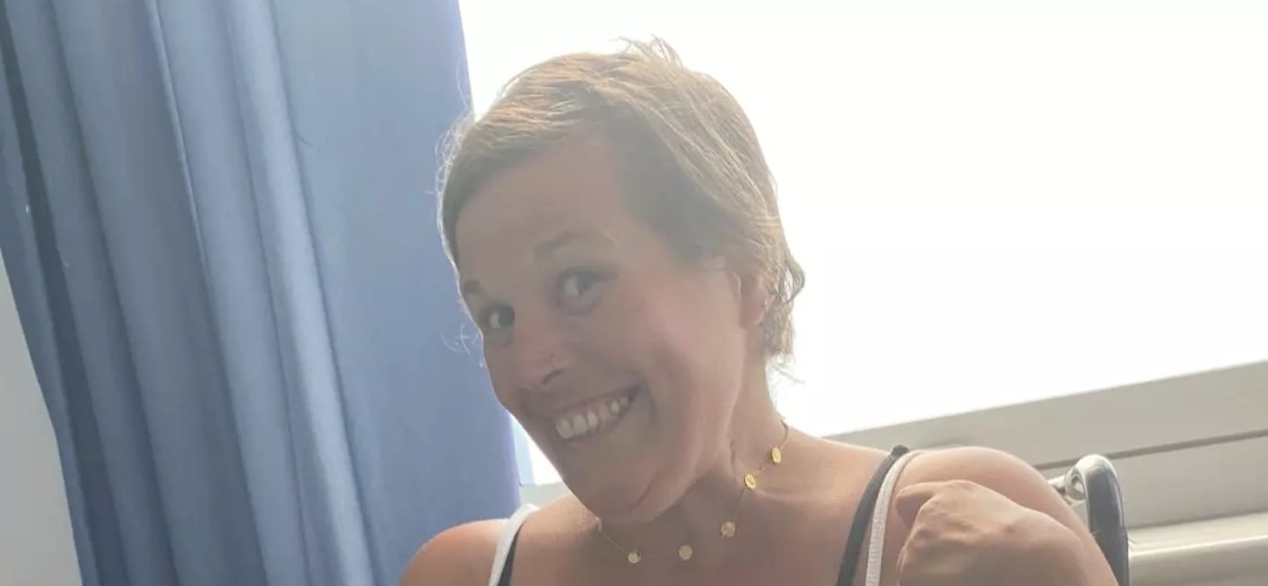 Une femme qui croyait avoir attrapé un petit virus hivernal se fait amputer les jambes après un coma.