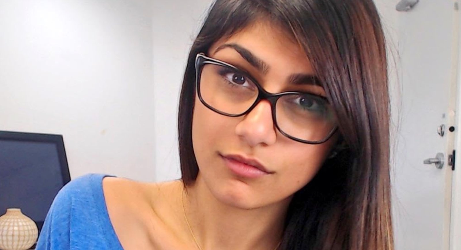 Mia Khalifa se confie à quel point son ancienne carrière d'actrice affecte sa vie aujourd'hui.