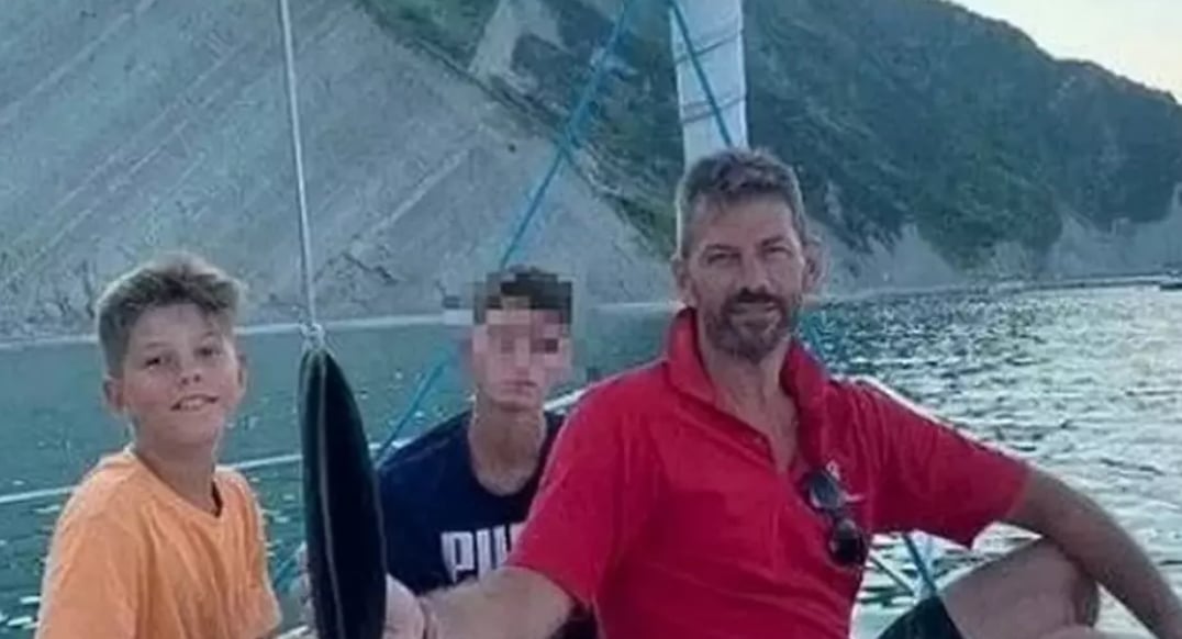 Un adolescent de 17 ans enlève la vie de son petit frère ainsi que de ses parents. 