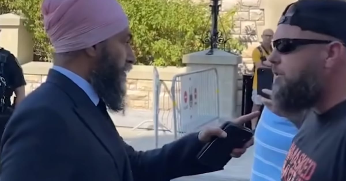 Jagmeet Singh remet à sa place un homme qui l'insulte en public. 