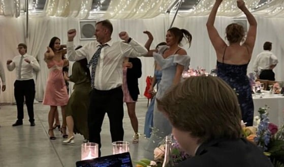 Le comportement d'un marié pendant son mariage scandalise les internautes qui n'en reviennent pas.