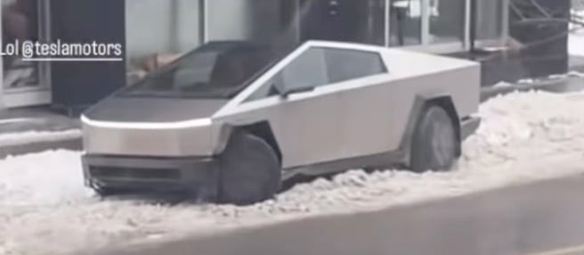 Un Cybertruck coincé dans la neige à Montréal devient la risée du web.