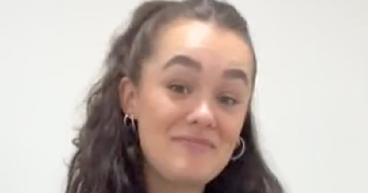 Une jeune femme avertie par les ressources humaines en raison de sa tenue inappropriée