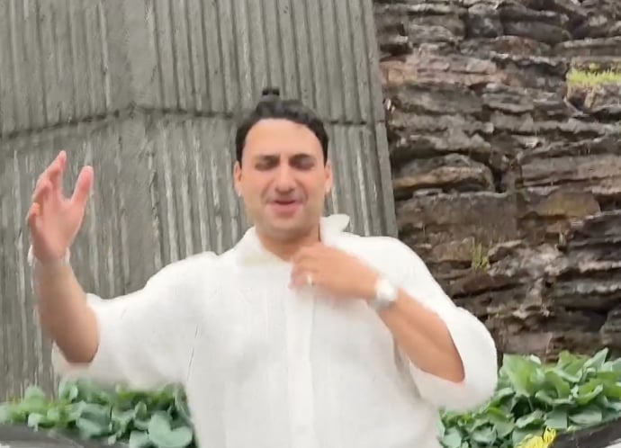 James William Awad dévoile ses voitures de luxe dans une vidéo qui fait très réagir.