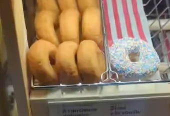 Un Québécois dégoûté par le présentoir de beignes chez Tim Horton's 