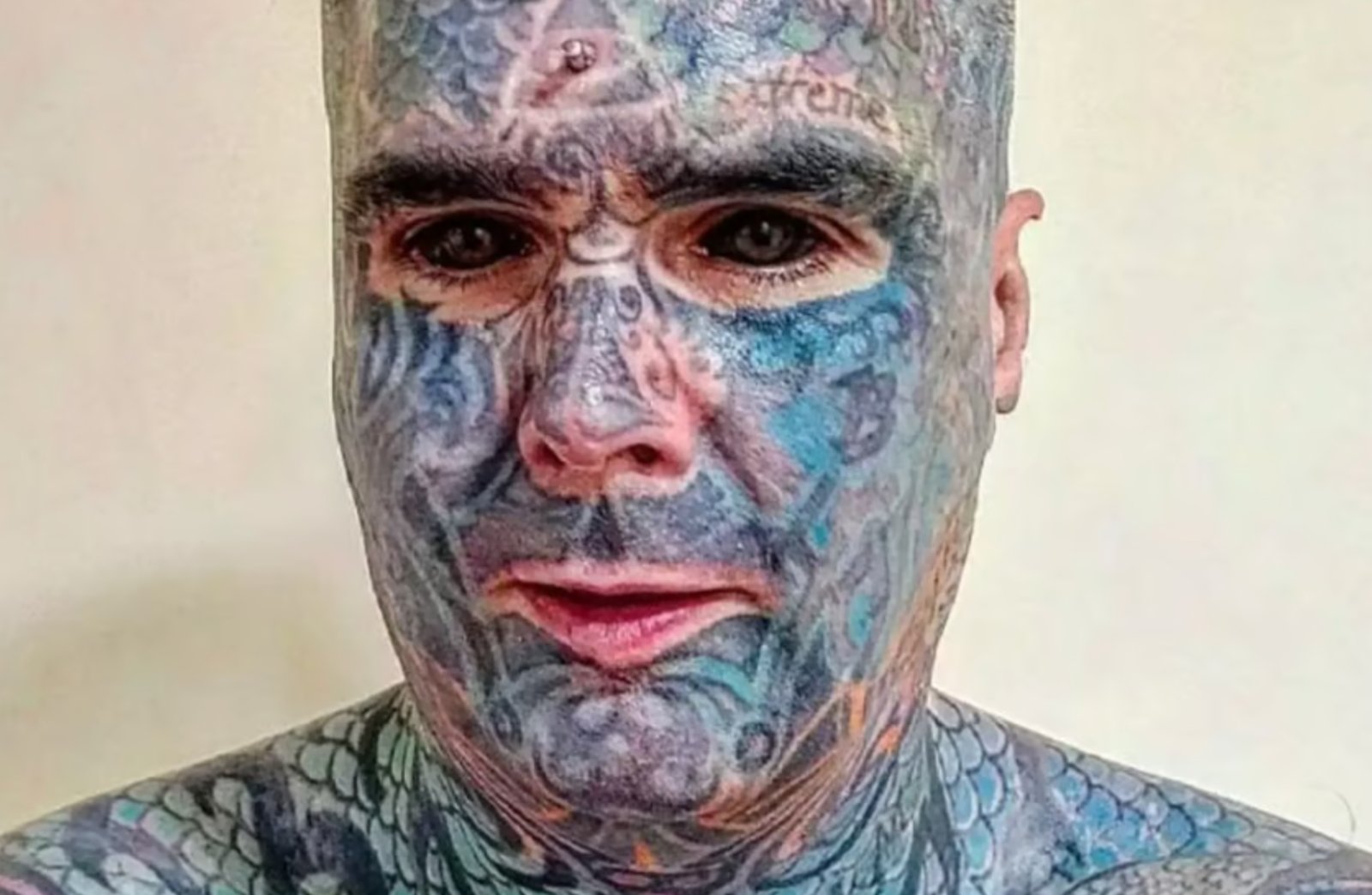 Une tatoué des pieds à la tête affirme que ses tatouages ont ruiné une partie importante de sa vie.