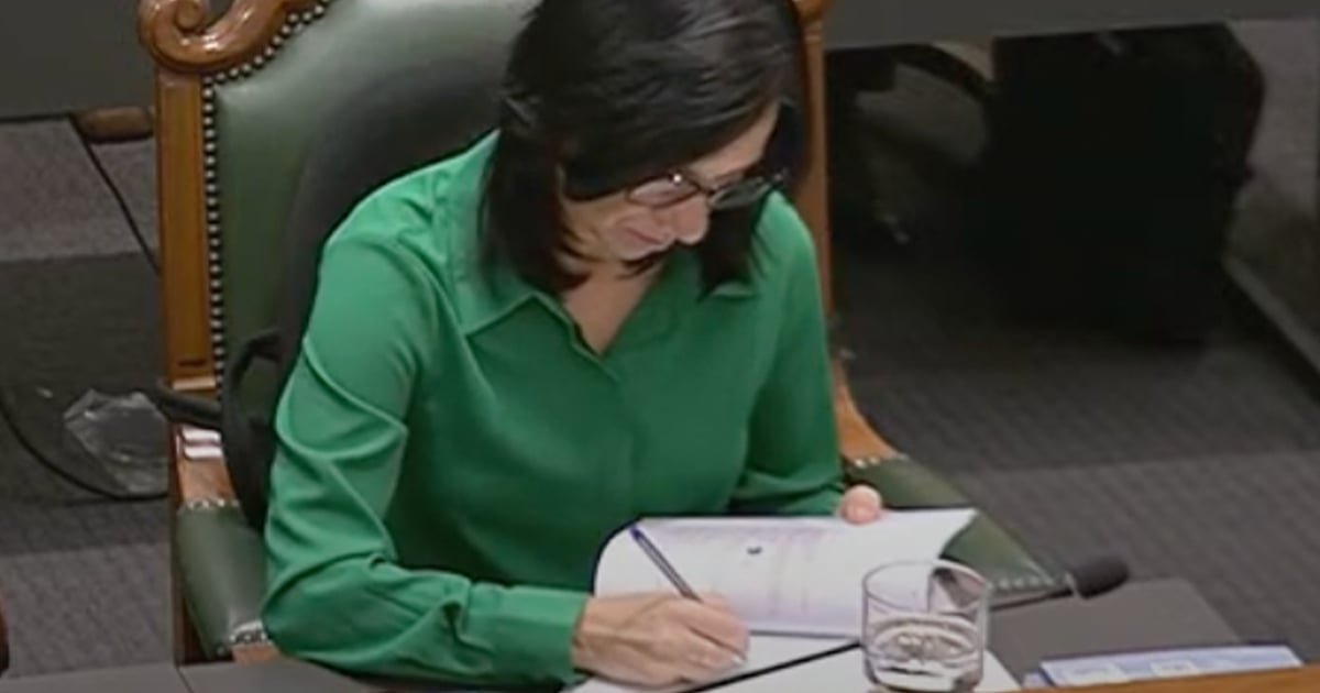 Valérie Plante dédicace ses bandes dessinées pendant le conseil municipal et pour l'opposition ça ne passe pas