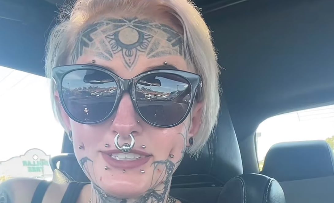 Une femme incapable de se trouver du travail à cause de ses tatouages
