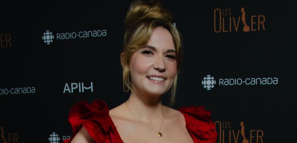 Rosalie Vaillancourt enflamme le tapis rouge du Gala Les Olivier avec sa magnifique robe rouge