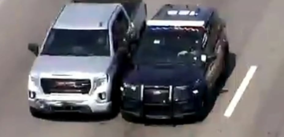 Sauvetage spectaculaire alors qu'une policière saute dans un véhicule en mouvement  
