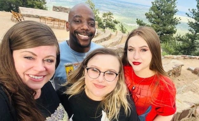 Un homme qui est marié à trois femmes passe ses journées à la maison pendant qu'elles travaillent.