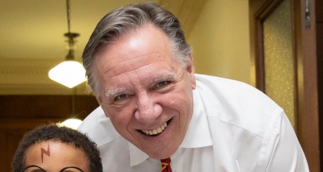 Énorme moment malaisant alors que François Legault distribue des bonbons aux enfants 