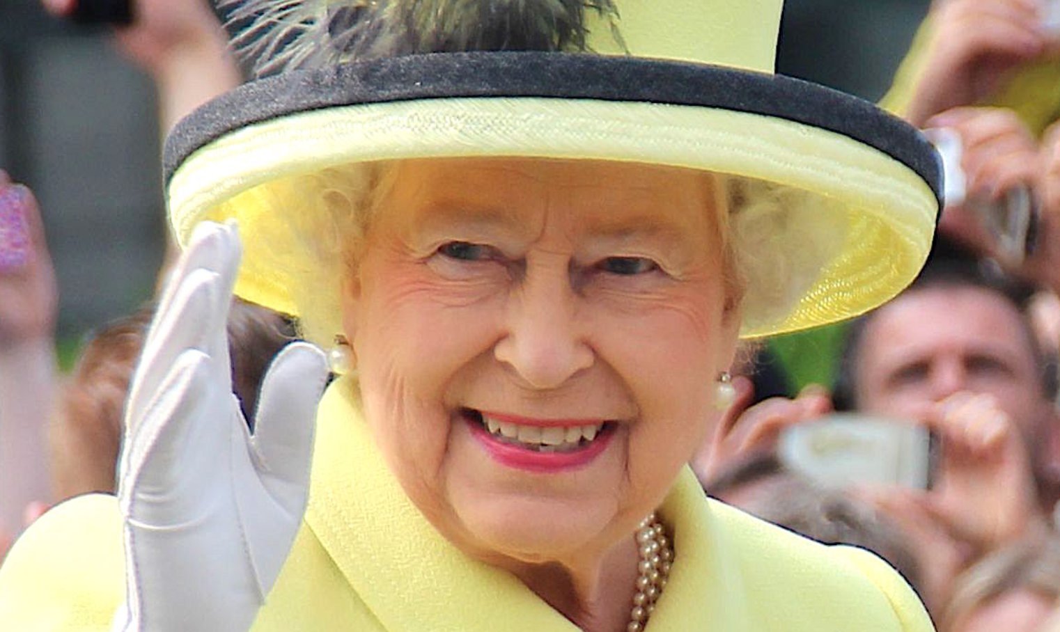 Un légendaire acteur détruit la reine Élisabeth II avec des révélations troublantes 