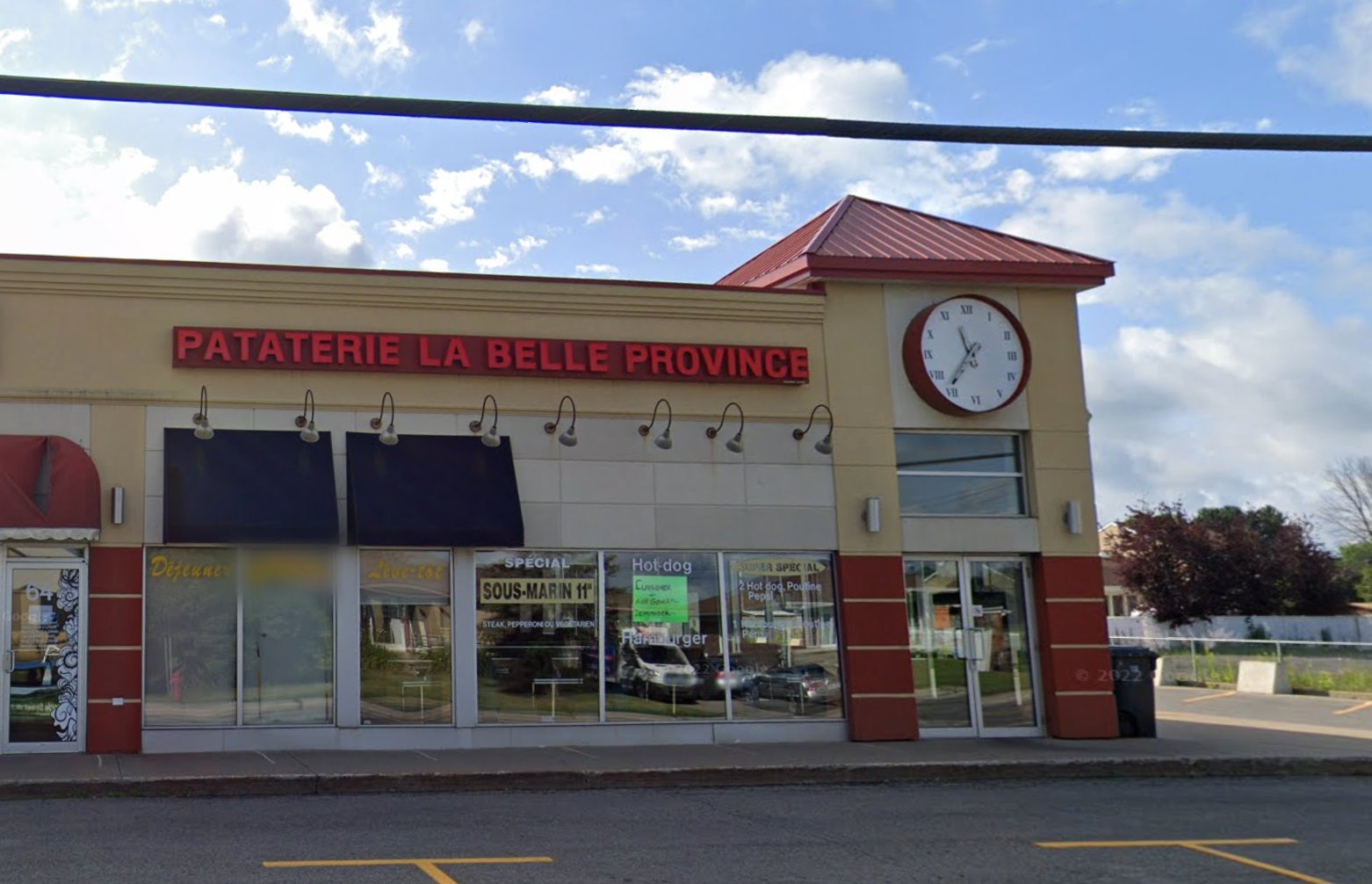 Une Québécoise se fait charger 2$ pour une assiette vide au restaurant.
