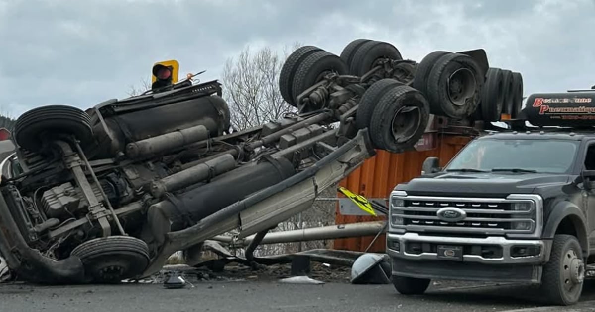 Un camion s’est renversé sur une voiture sur une route du Québec et les images sont terribles
