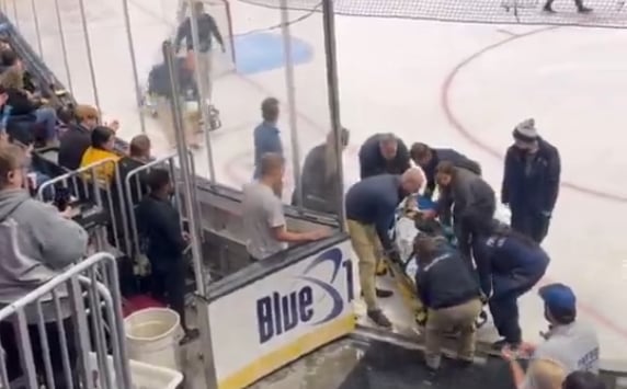 Un espoir des Blue Jackets quitte le match en civière