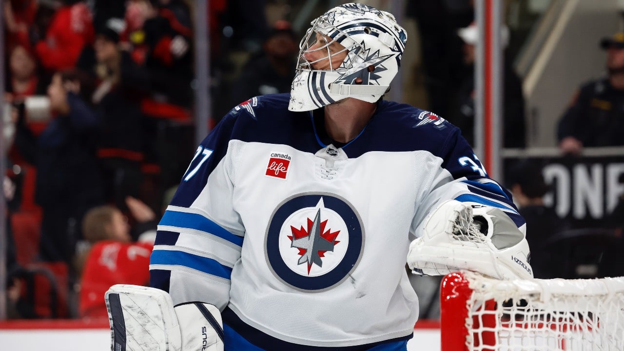 Connor Hellebuyck se fait sortir de la rencontre pour un 2e match de suite