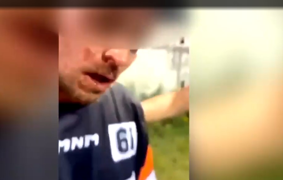Un joueur de dek hockey envoie un arbitre à l'hôpital