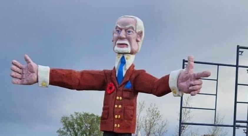 Un village de la Saskatchewan dévoile une statue de 15 pieds de Don Cherry