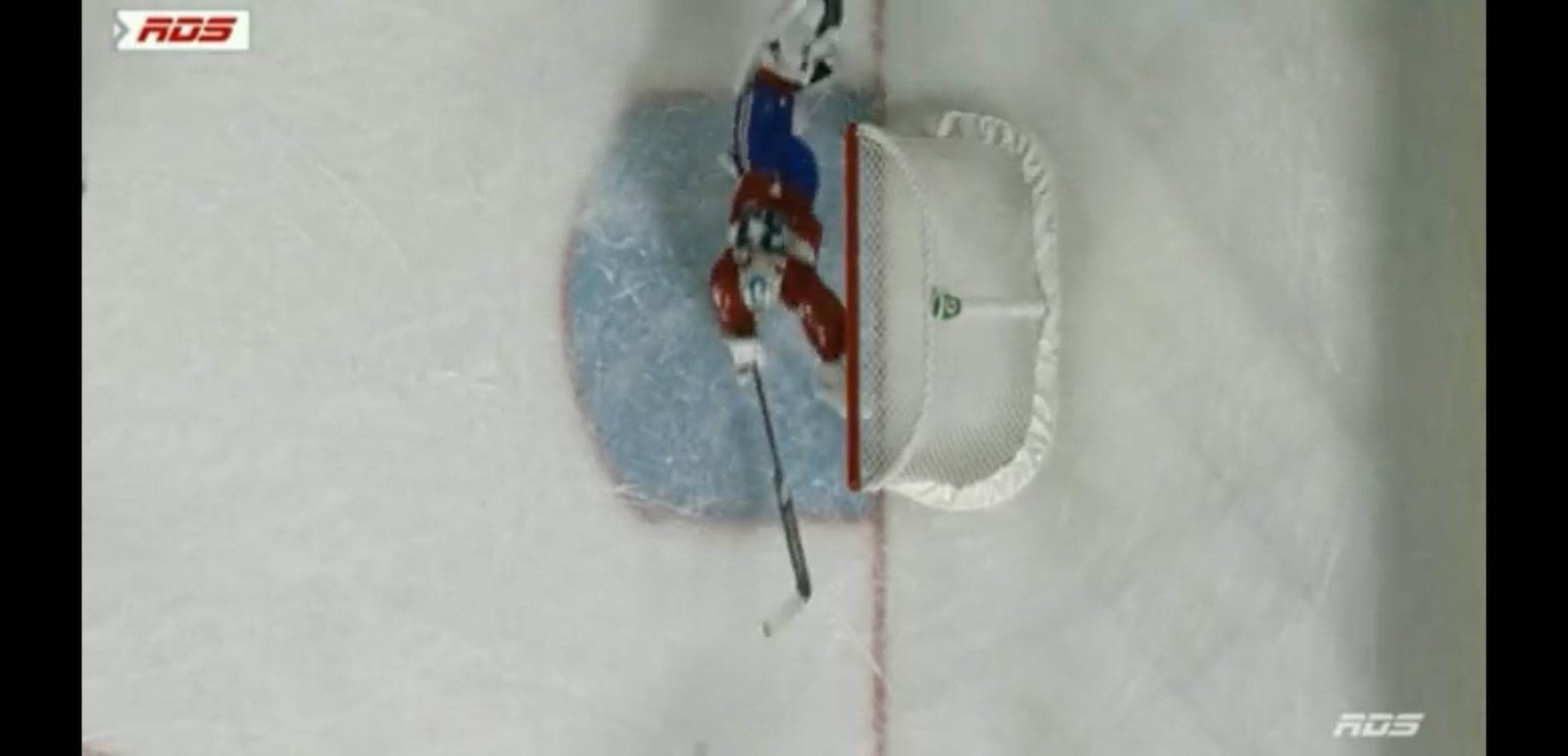 Cayden Primeau effectue un arrêt spectaculaire!