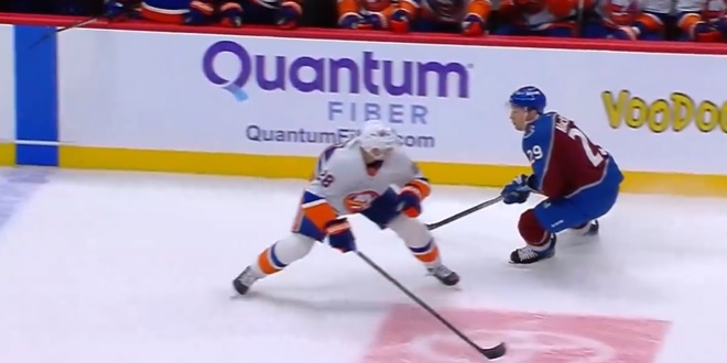 Alexander Romanov tente de frapper Nathan MacKinnon mais se fait DÉTRUIRE